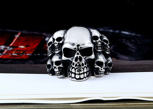 Anillo con cráneos