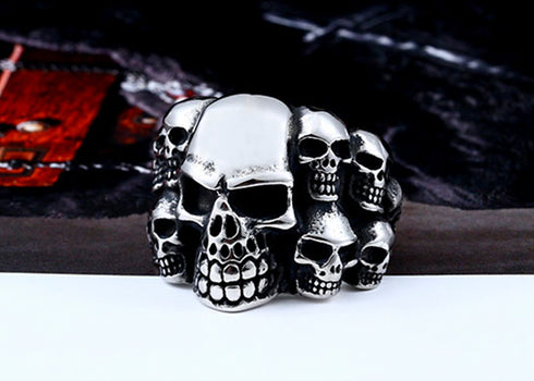 Anillo con cráneos