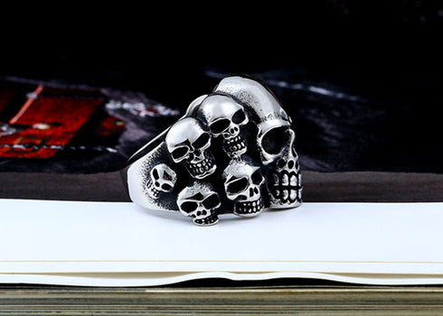 Anillo con cráneos